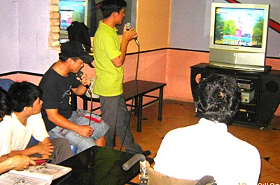 Giật tiền để trả nợ hát karaoke