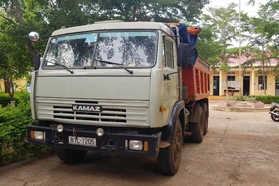 Bắt quả tang vụ khai thác cát trái phép tại thị trấn Ia Ly