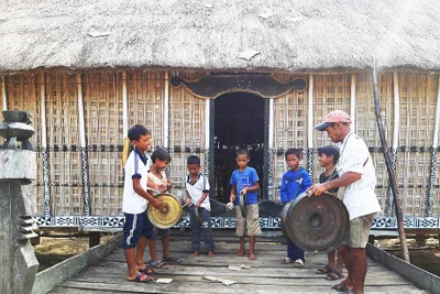 Dân làng Mơ Hra làm du lịch