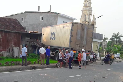 Hà Tĩnh: Xe container mất lái tông sập nhà dân