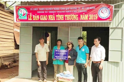 Chư Prông: Tặng trên 400 phần quà cho đồng bào nghèo và HS khó khăn