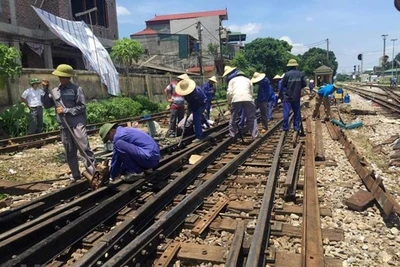 Đường sắt Bắc-Nam thông tuyến sau gần 8 giờ tàu hỏa trật bánh