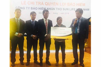 Sun Life Việt Nam chi trả quyền lợi bảo hiểm cho KH tại Gia Lai