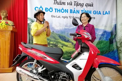 Tặng 92 suất quà cho cô đỡ thôn bản tiêu biểu tỉnh Gia Lai