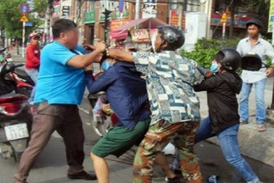 Can ngăn chồng đánh nhau, vợ bị đâm tử vong