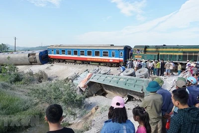 Ngành Đường sắt chuyển tải 9 chuyến sau vụ tai nạn lật tàu thảm khốc