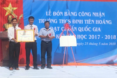 Đón nhận Bằng công nhận Trường đạt chuẩn quốc gia