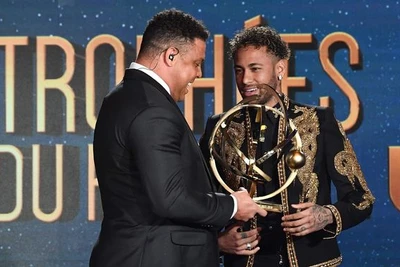 Neymar phá vỡ bầu im lặng về vụ chuyển nhượng sang MU