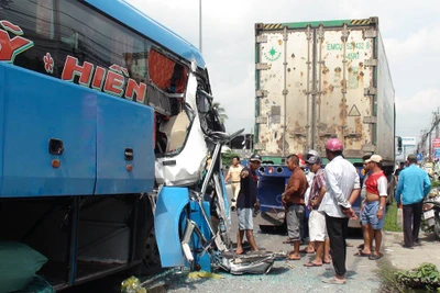 Ô tô khách tông container cùng hàng loạt xe máy, hất văng nhiều người