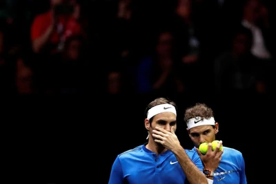 Roger Federer soán ngôi giữa mùa đất nện, Nadal rượt đuổi