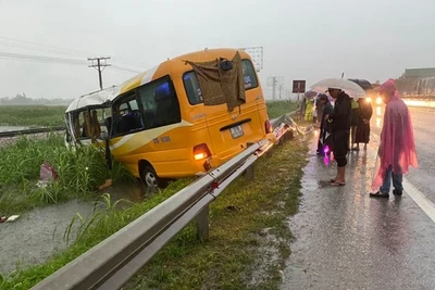 Nghệ An: Xe khách lao xuống lề đường trong mưa lớn, 2 người chết, 2 người bị thương