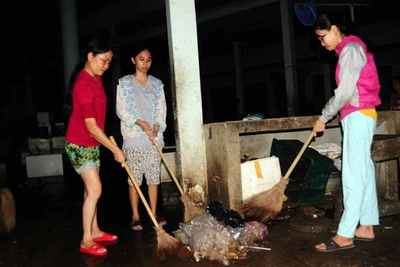 Mẹ, con và tiếng chổi tre xao xác chợ quê