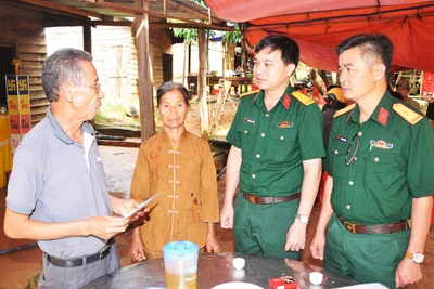 Binh đoàn 15 hỗ trợ 10 triệu đồng cho gia đình nạn nhân bị lũ cuốn