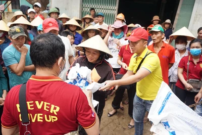 Nhiều tour thiện nguyện hướng về miền Trung dọn trường, công trình công cộng