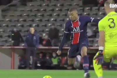 Video: Xem lại bàn thắng của Mbappe rê bóng qua thủ môn bằng pha giả sút