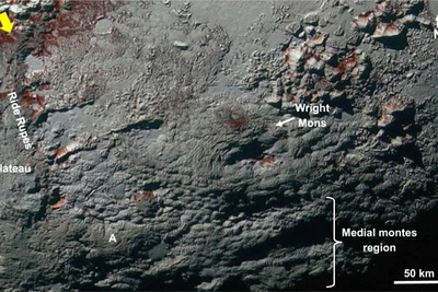 NASA chụp được bề mặt "hành tinh thứ chín" đầy núi lửa băng