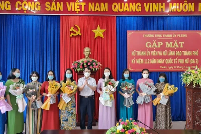 Thường trực Thành ủy Pleiku gặp mặt nữ cán bộ lãnh đạo thành phố