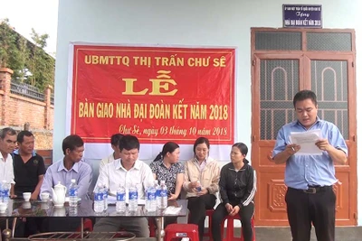 Chư Sê: Tặng nhà đại đoàn kết cho các cháu mồ côi