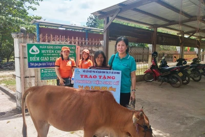 Hội LHPN Quận Bình Tân tặng quà, sinh kế cho phụ nữ nghèo Ia Mơr