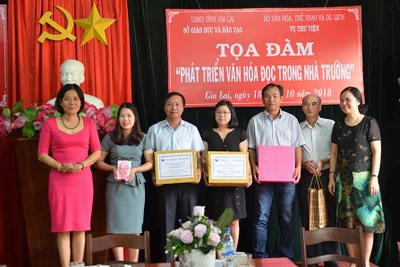 Tặng 100 tủ sách cho 20 trường học tại Gia Lai