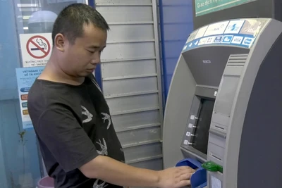 Người đàn ông Trung Quốc mang 102 thẻ ATM giả đi rút tiền