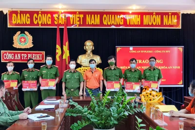 Công an TP. Pleiku triển khai "Biển bảng an ninh - Móc khóa an ninh"