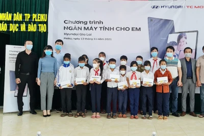 Hỗ trợ 15 máy tính bảng cho học sinh có hoàn cảnh khó khăn tại Pleiku