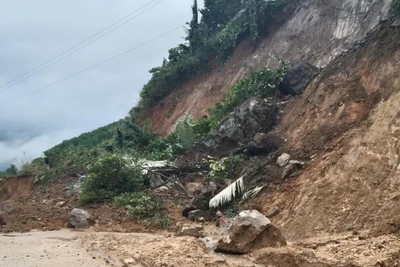 Kon Tum: Đường Trường Sơn Đông tiếp tục bị sạt lở, giao thông chia cắt