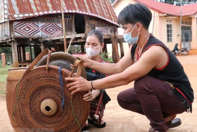 [Photo] Gia Lai: Người dân tộc Jrai đan áo mới cho cồng, chiêng