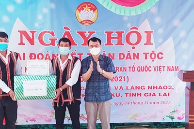 Bí thư Thành ủy Pleiku chung vui Ngày hội Đại đoàn kết toàn dân tộc tại xã Ia Kênh