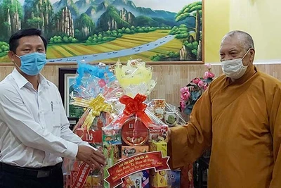 Gia Lai: Thăm và chúc mừng kỷ niệm 40 năm Ngày thành lập Giáo hội Phật giáo Việt Nam