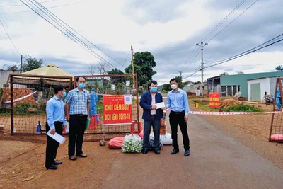 Thăm, tặng quà người dân khu phong tỏa xã Hà Bầu