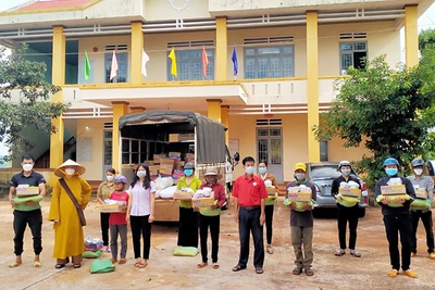 Chư Sê: Tặng 150 suất quà cho người dân khó khăn bởi dịch Covid-19