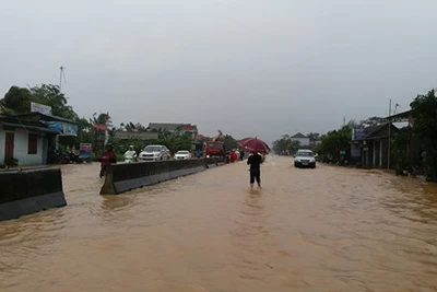 Nước lũ lên cao, quốc lộ 1A ngập sâu nhiều đoạn, giao thông ngưng trệ