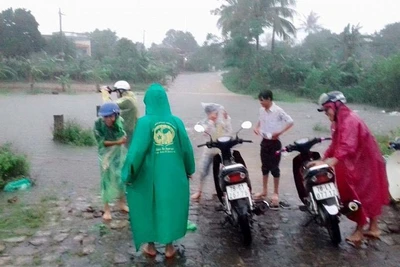 Trên đường đi làm về, 2 vợ chồng bị nước lũ cuốn trôi