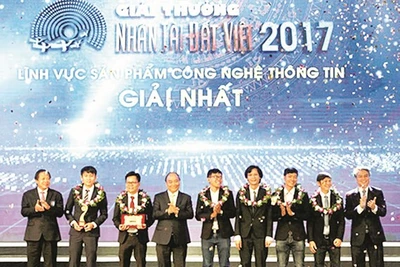 Thủ tướng Nguyễn Xuân Phúc trao giải Nhân tài Đất Việt 2017