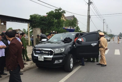 Vây bắt 4 đối tượng đi ô tô mang theo khẩu súng quân dụng