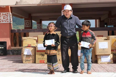 Trao hàng ngàn suất quà cho học sinh làng Anh hùng Núp