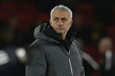 M.U hoãn gia hạn hợp đồng với HLV Mourinho