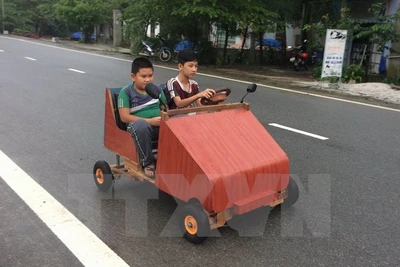 Thừa Thiên-Huế: Học sinh lớp 9 chế tạo xe ôtô chạy bằng điện