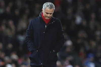 Ghế của HLV Mourinho bắt đầu nóng