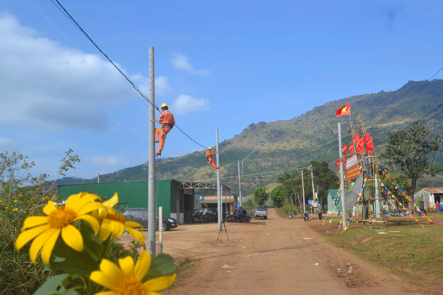 Bàn giao công trình "Thắp sáng đường quê" cho xã Chư Đăng Ya