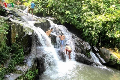 Hoang sơ Ao Giời suối Tiên trên núi Nả