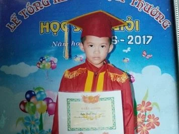 Người mẹ nghèo nhiều ngày đạp xe đi tìm con trai 8 tuổi mất tích