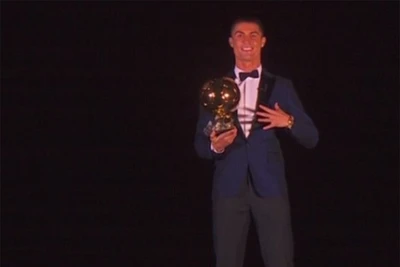 Ronaldo nhận Quả Bóng Vàng 2017 trên tháp Eiffel