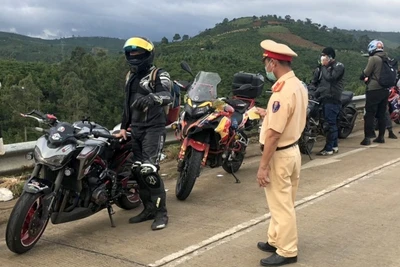 Xử lý nhiều "phượt thủ" phóng môtô với tốc độ gần 100km/h lên Đà Lạt