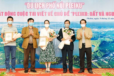 Trao giải cuộc thi viết chủ đề "Du lịch Phố núi Pleiku"