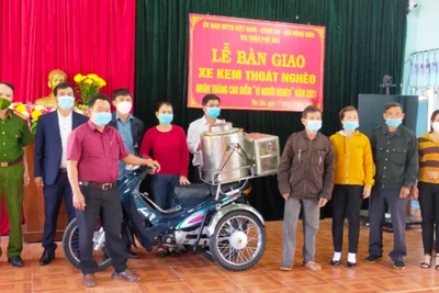 Chư Păh: Bàn giao xe kem thoát nghèo cho hội viên nông dân