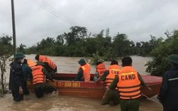 Cứu hộ 11 người bị nước lũ chia cắt ở làng Thanh niên lập nghiệp vùng biên Ea Súp