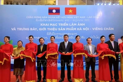 60 năm quan hệ Việt Nam-Lào: Khai mạc "Không gian triển lãm ảnh, trưng bày sản phẩm, hàng hóa Hà Nội-Viêng Chăn"